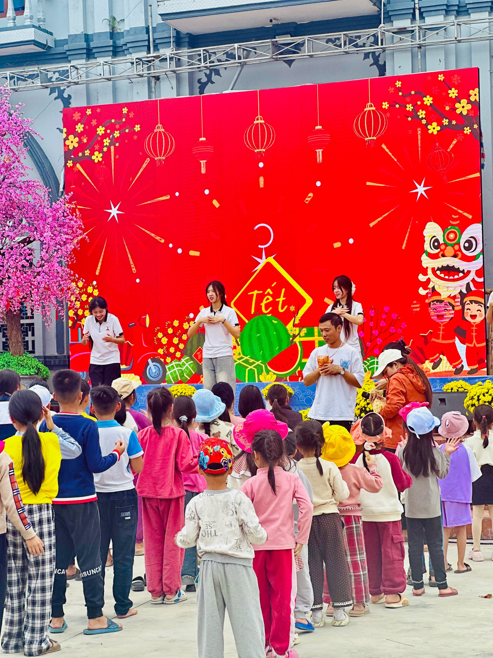 HỘI CHỢ XUÂN MÙNG 3 TẾT – RỘN RÀNG SẮC XUÂN, NGẬP TRÀN TIẾNG CƯỜI